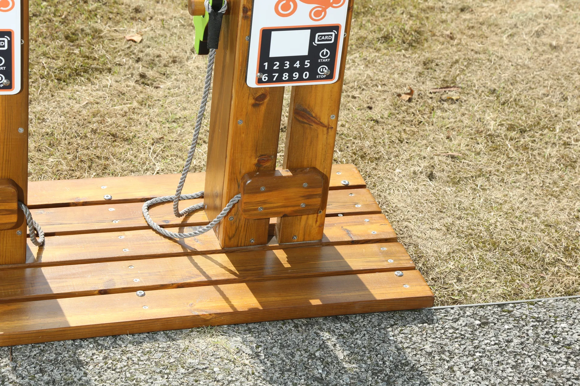 Tankstelle aus Holz_64700_