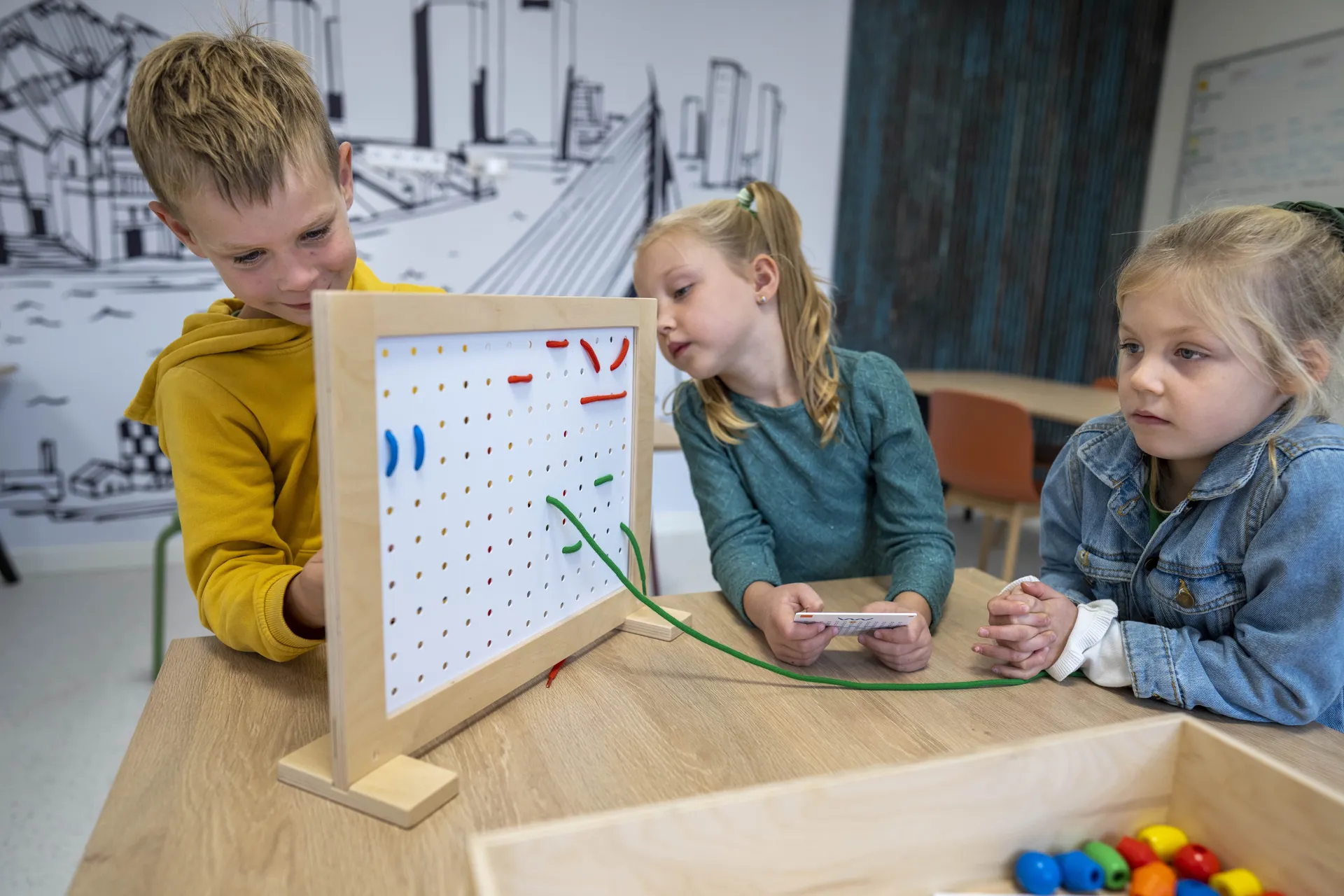 Zusammen schnüren | Fädelspiel | EDUCO_900000252_