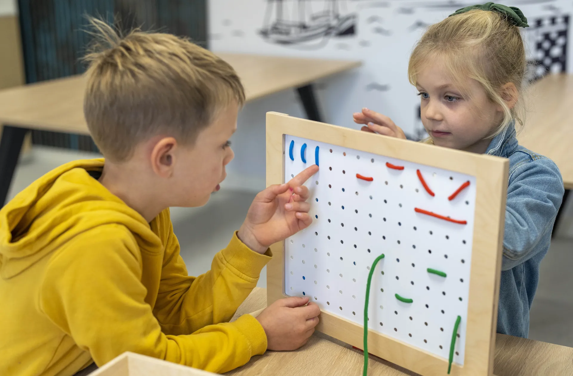 Zusammen schnüren | Fädelspiel | EDUCO_900000252_