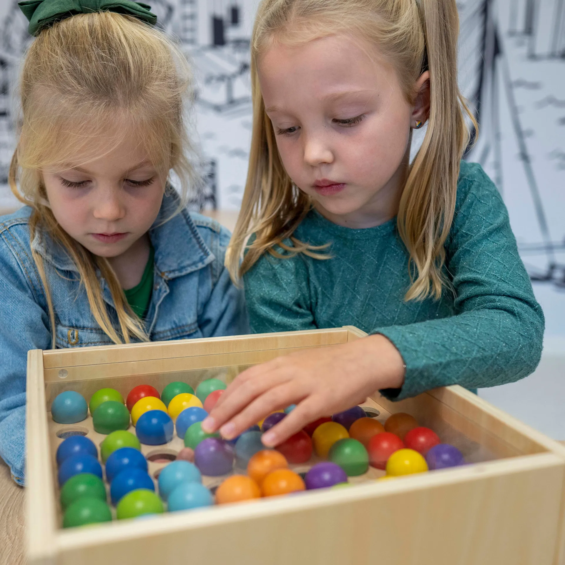 Mosaiktisch mit 64 bunten Kugeln | EDUCO_30261_