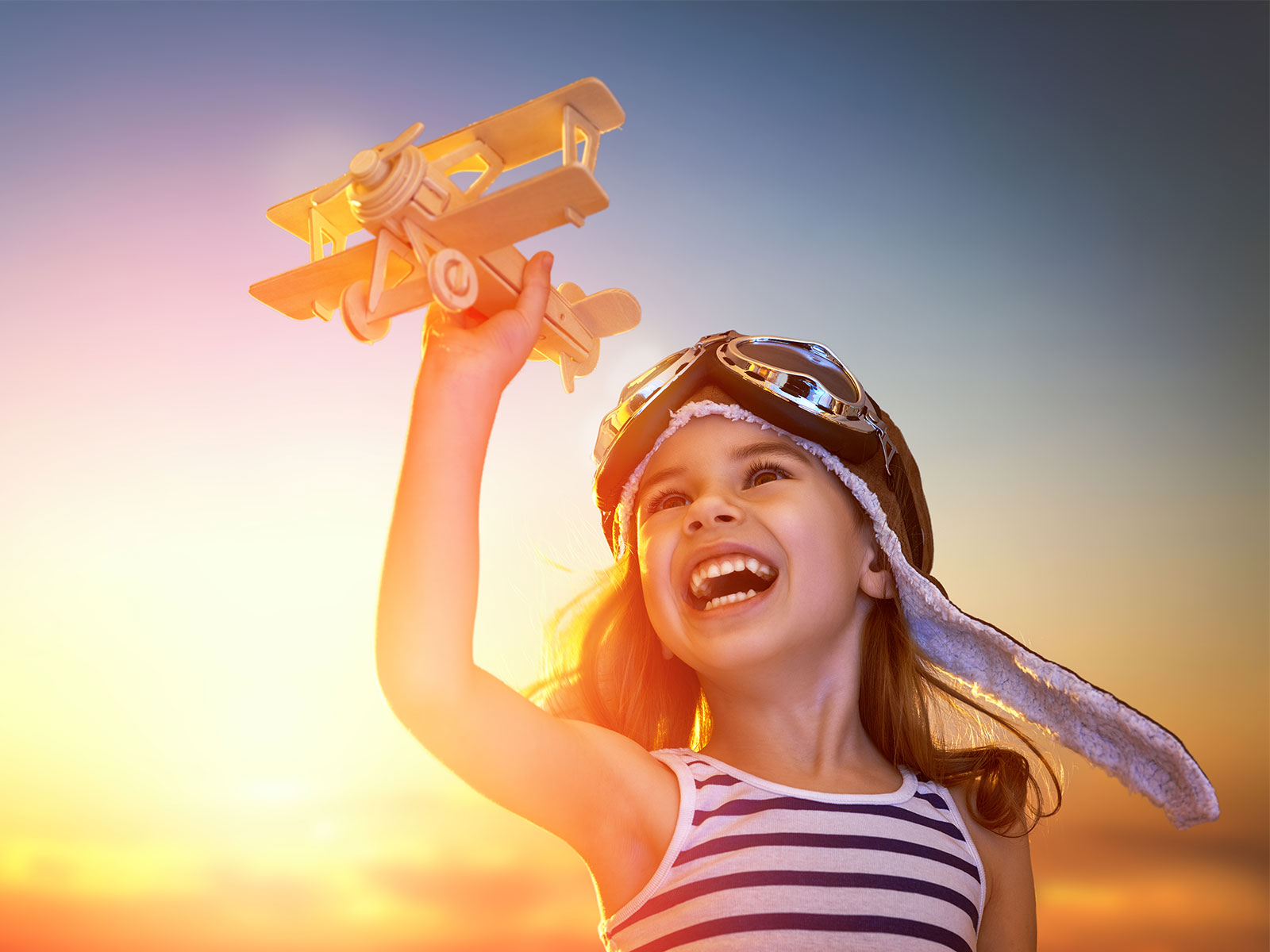 Mädchen mit Flugzeug Mädchen mit Flugzeug