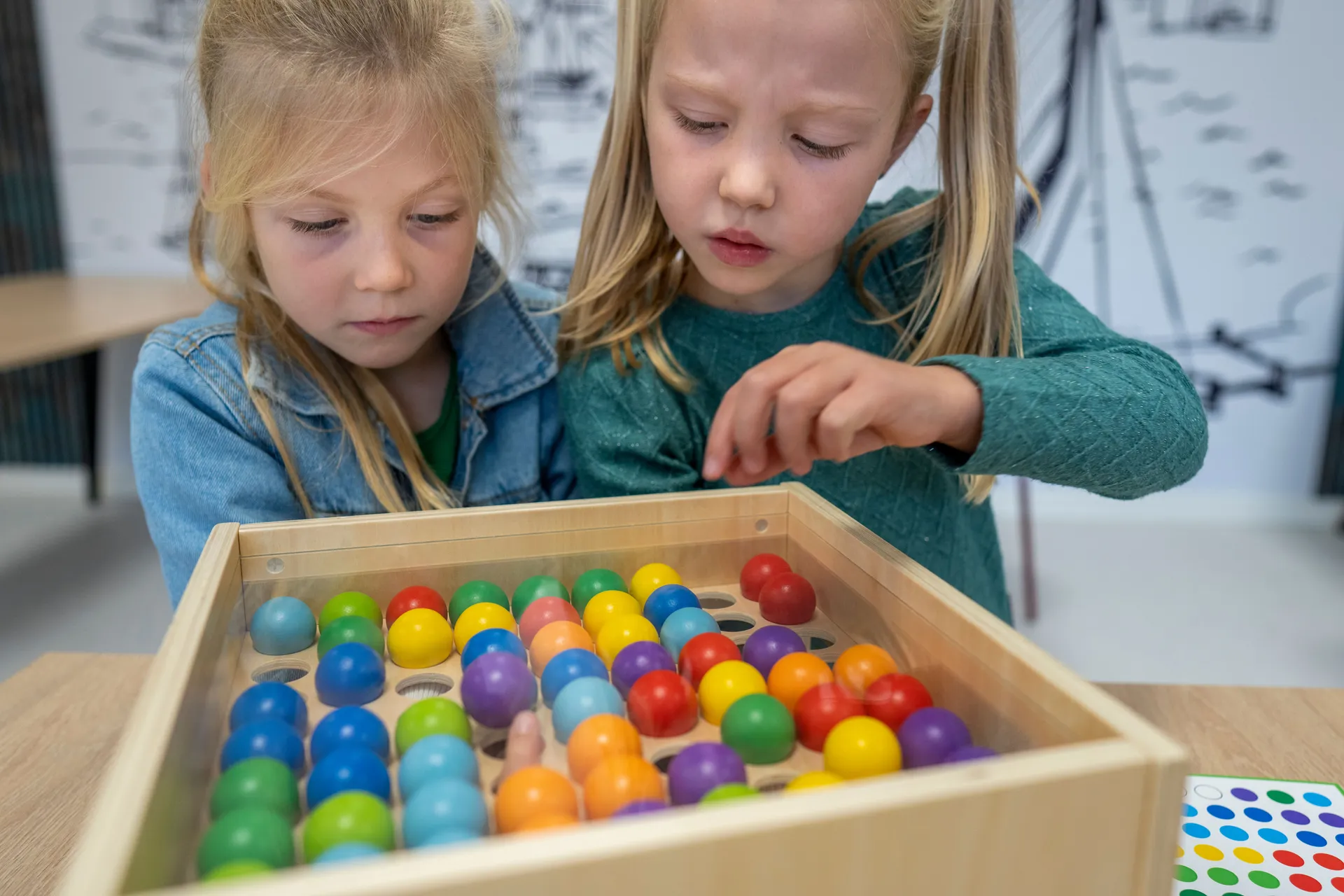 Mosaiktisch mit 64 bunten Kugeln | EDUCO_30261_