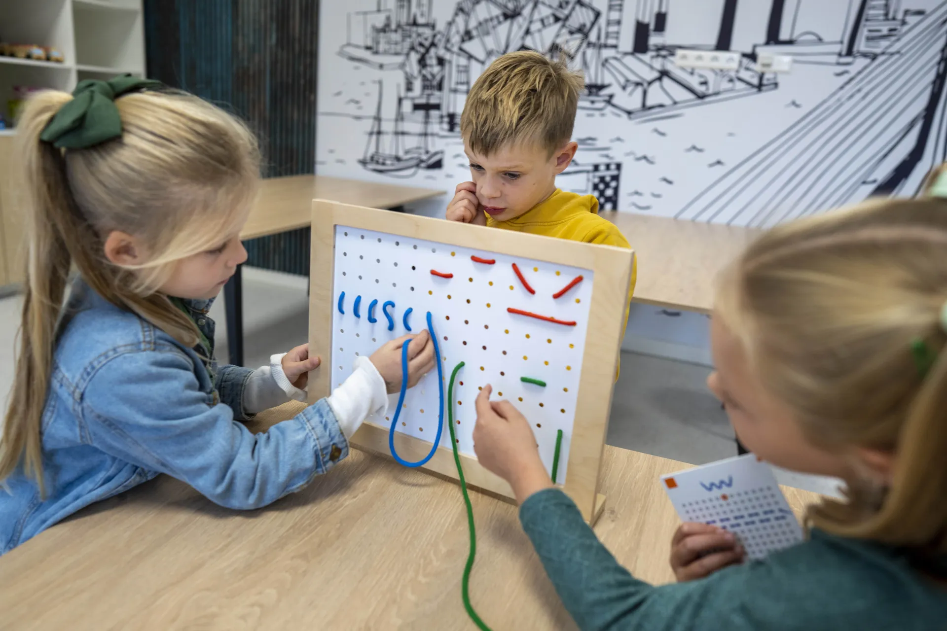 Zusammen schnüren | Fädelspiel | EDUCO_900000252_