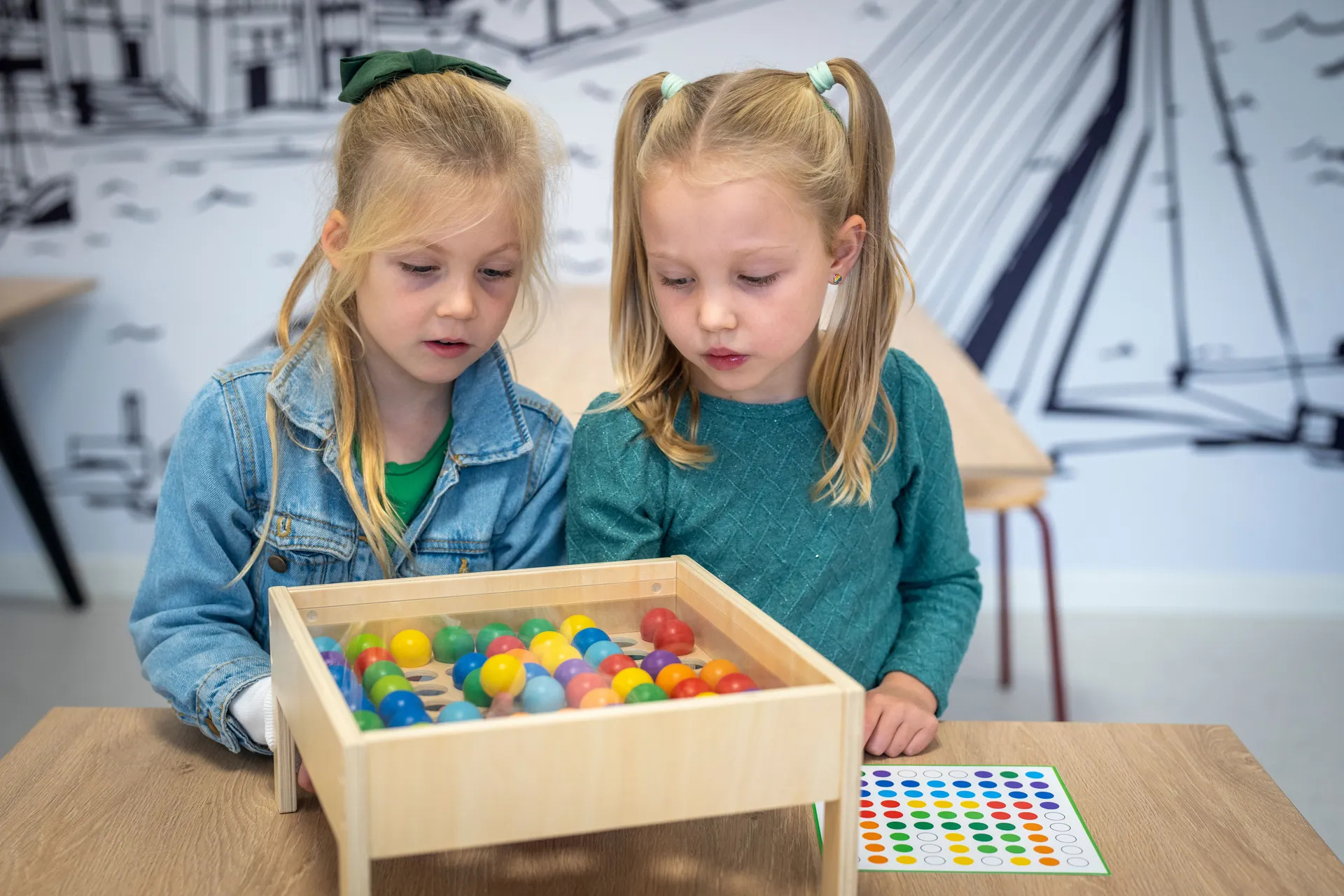Mosaiktisch mit 64 bunten Kugeln | EDUCO_30261_