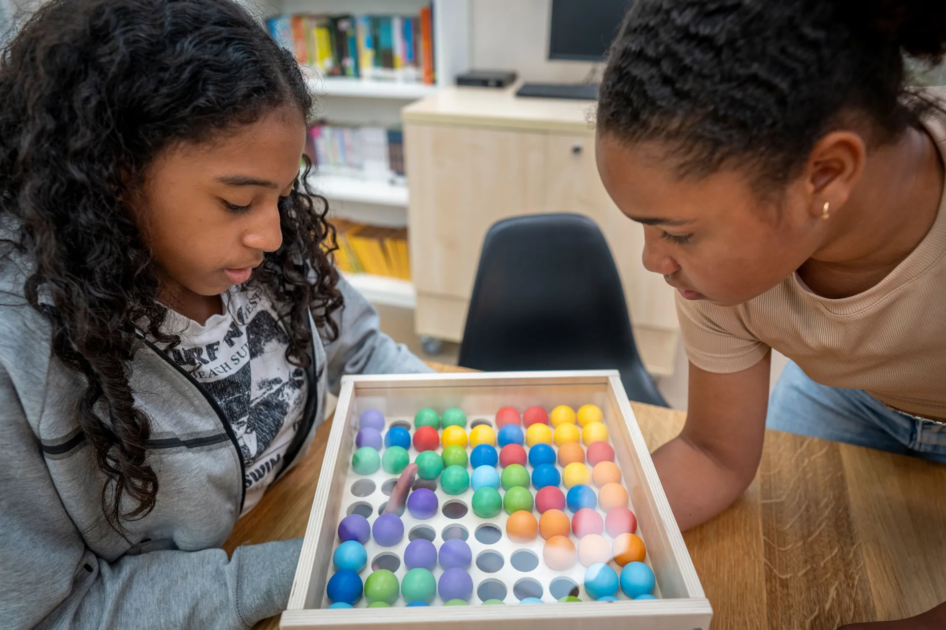 Mosaiktisch mit 64 bunten Kugeln | EDUCO_30261_