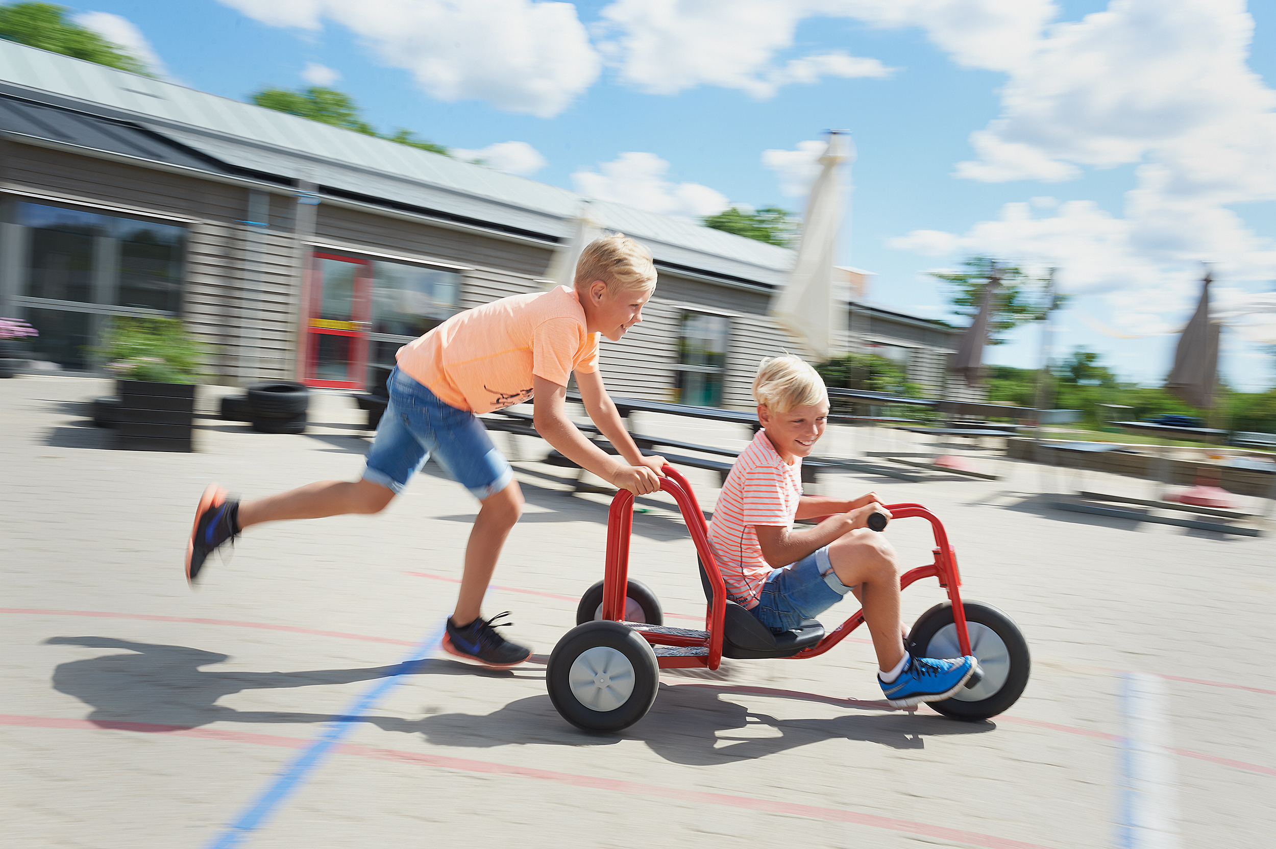 FunCart Large Kinder fahren mit dem FunCart