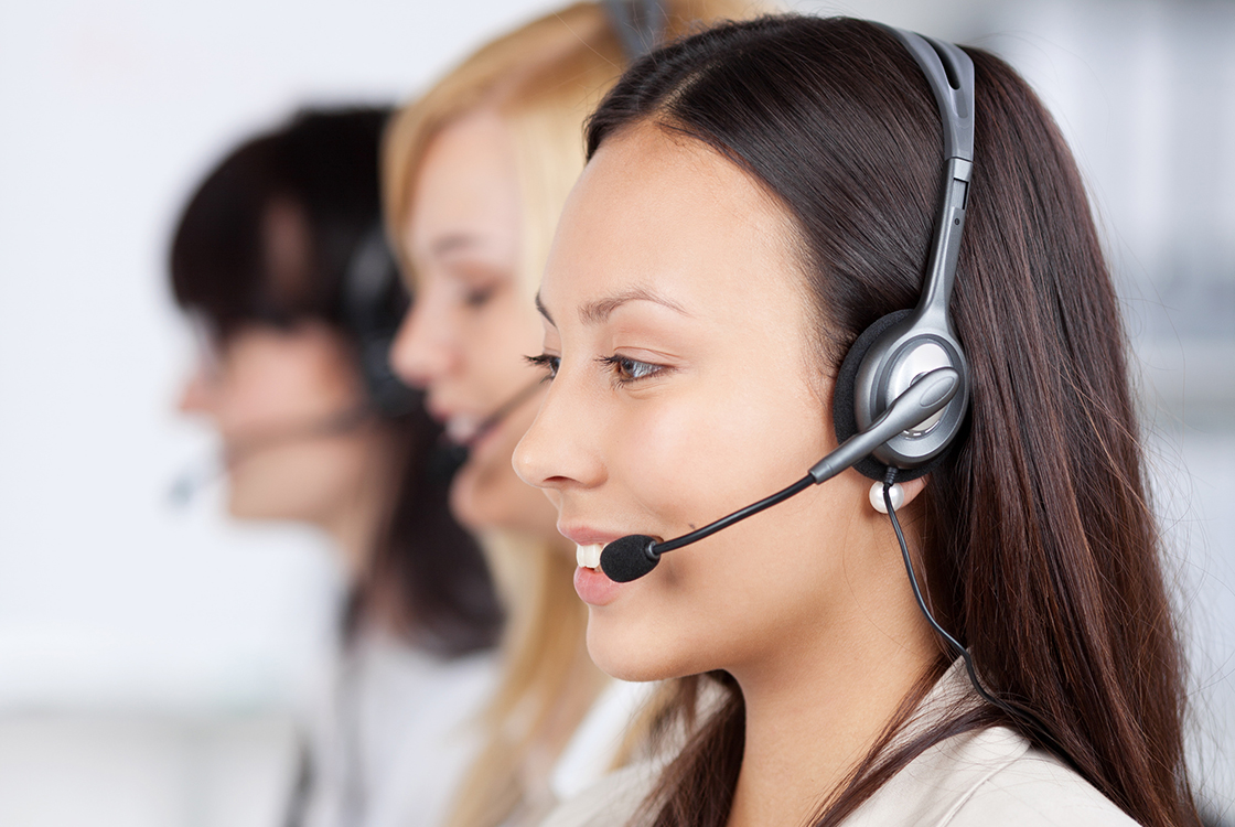 Call Center Frau telefoniert
